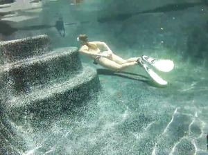 Девушка в маске опустилась под воду позировать голой