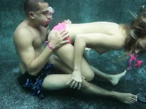 Молодая пара наслаждается экстремальным сексом под водой