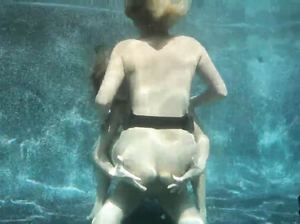 Две кобылки под водой вылизали письки