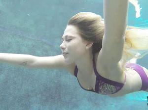 Парень рассматривает пилотку подруги под водой