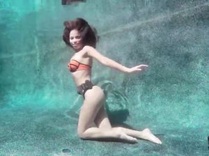 Темнокожая русалка тренируется задерживать дыхание