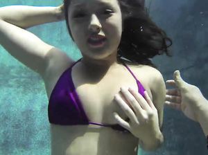 Сексуальная девка прыгнула в бассейн и стала плавать под водой