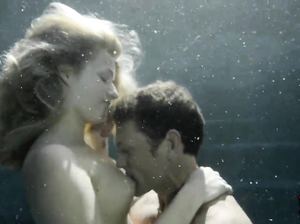 Очаровательная Синтия делает минет под водой своему дружку