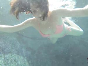 Обнаженная малышка учится задерживать дыхание