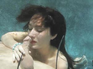 Эвелина со стройной фигурой красиво сосет пенис под водой