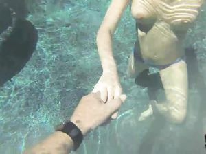 Фиона показала под водой, как надо сосать страпон