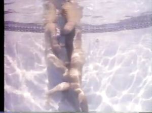 Мужчина делает куни и трахает свою ненасытную любовницу в бассейне