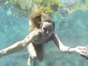 Кайли в купальнике взяла в рот страпон под водой