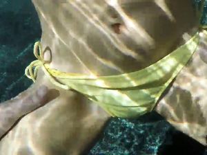 Самочка в купальнике мастурбирует под водой