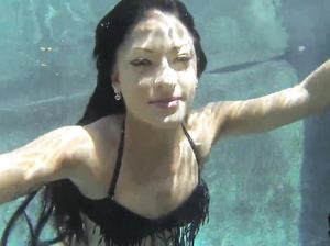 Игривая Рози оголили сиськи в бассейне и нырнула под воду