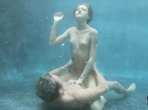 Девушка дала полизать пилотку парню под водой и сделала ему минет