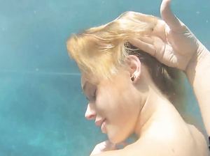 Цыпочка с красивой грудью плавает под водой голая