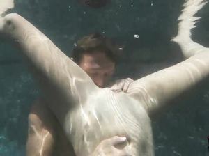 Страстная малышка предложила парню попробовать секс под водой