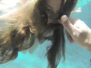 Милашка тренируется на резиновом члене сосать под водой
