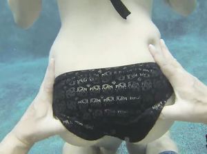 Телочка с красивыми сиськами показывает тело под водой