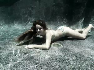 Девку в купальнике трахнули под водой