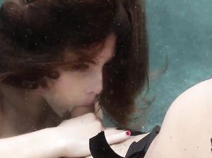 Рыжая развратница делает минет своему любовнику под водой