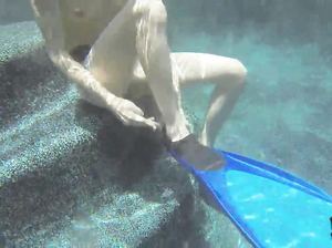 Крошка под водой ласкает свою вагину