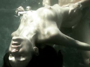 Экстремальный секс под водой молодой парочки