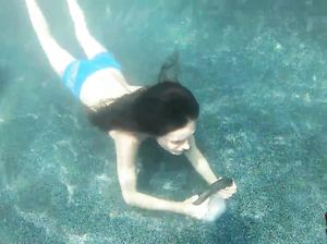 Девушка под водой облизывает резиновый самотык