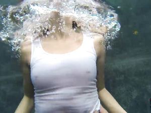 Худая телочка плавает под водой и дрочит себе