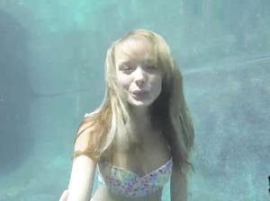 Знойная красотка под водой показывает голое тело