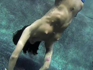 Девчонка в бикини тренируется надолго нырять под воду