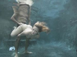 Стройную цыпочку парень трахает под водой