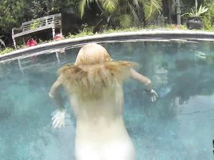 Девка с маленькими сиськами раздевается под водой