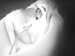 Девочка мастурбирует в ванной, не заметив скрытой камеры