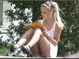 Засветила свою лысую красивую пилотку на улице