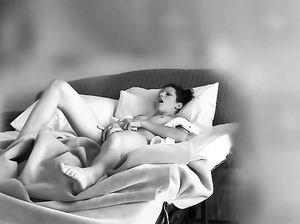 Муж заснял на скрытую камеру как его женушка мастурбирует ненасытную пизду