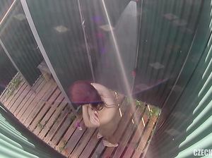 Милашка переодевается в кабинке на пляже и не знает, что за ней подсматривают