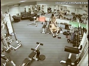 Скрытая камера в тренажерном зале засняла сладострастное соитие