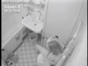 Развратная девка зашла в туалет, чтоб поласкать свою влажную киску