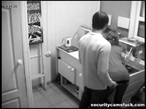 Скрытая камера в магазине сняла секс продавщицы и ее хахаля