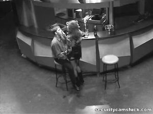 Официантка закрыла бар и отсосала понравившемуся клиенту член