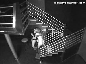 Молодая пара ебется на лестничной клетке и не знает, что за ней следят