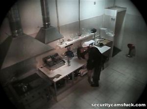 Помощник повара выебал телку на кухонном столе