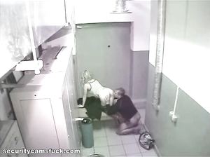 Горячий секс в подъезде снят на скрытую камеру