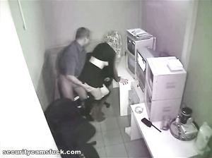 Парень трахает коллегу на работе и не знает, что их снимает камера