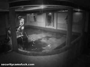 Парочку в сауне снимает скрытая камера