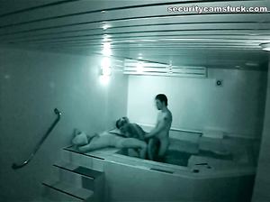 Два друга трахают девчонку в сауне