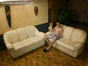 Парни смачно отжарили проститутку в сауне, не заметив камеры