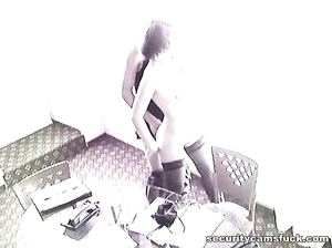 Пацан быстро трахнул телку на работе, не заметив камеры