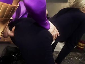 Мужик в маске и латексе дал пососать сексапильной тетке