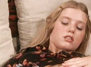 Молодая 18 летняя красотка нимфетка трахается с любым парнем