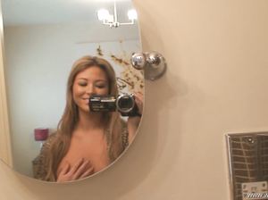 Зрелая дама снимает на камеру свою вагину