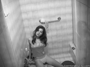 Парень установил скрытую камеру в туалете, чтоб подсматривать за подружкой