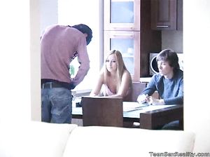 Молодой парень снимает как парочка трахается